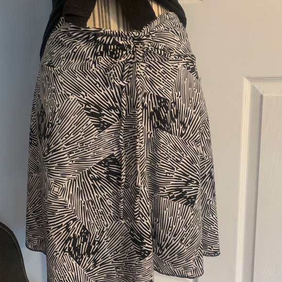 A line black and white activewear skirt - Picture 3 of 6